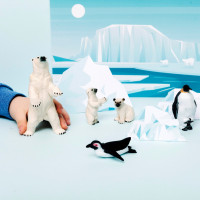 Фигурки игрушки серии "Мир морских животных": Акула, рыба-клоун, пингвин и пингвинята, дайвер (набор из 4 фигурок животных и 1 человека)