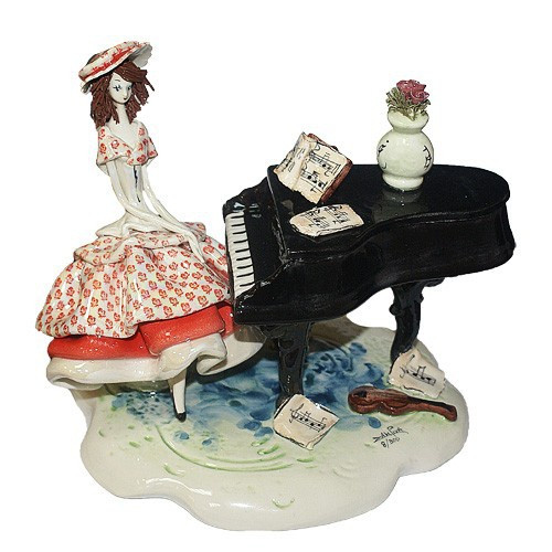 Дама в красном за роялем, 15 см, фарфор, Zampiva, Италия