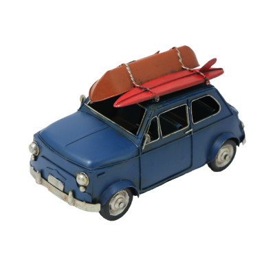 Ретро-автомобиль 60-е гг.  XX в. с лодкой на багажнике