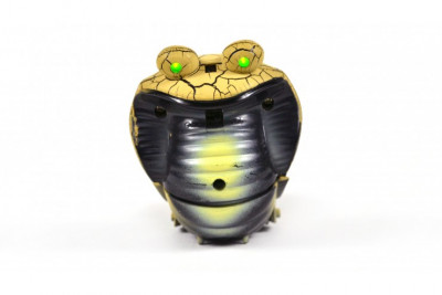 Робот змея Кобра на пульте управления