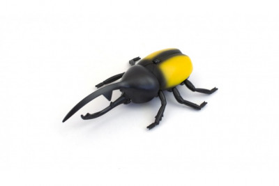 Робот Жук-Геркулес на пульте управления ZF-9996C