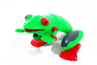 Робот лягушка на пульте управления