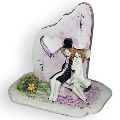 Статуэтка Пара, сидящая у розовой стены, высота 12 см