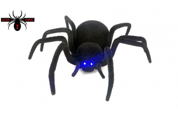 Робот паук Черная Вдова на пульте управления