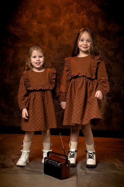 Платье для девочки Шарлотта  NÖLEBIRD коричневый горох