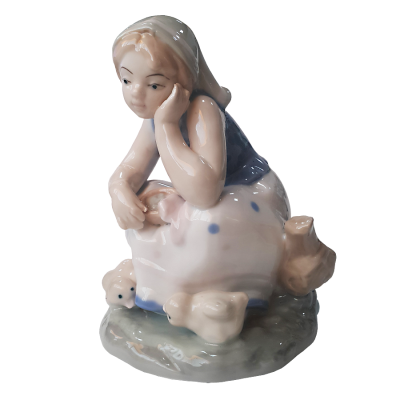 Статуэтка Девушка с цыплятами