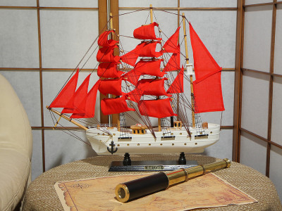 Модель парусника "Secret" (Алые Паруса), длина 50 см